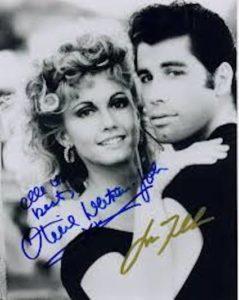 Zwart wit foto met handtekeningen van Olivia Newton John en John Travolta