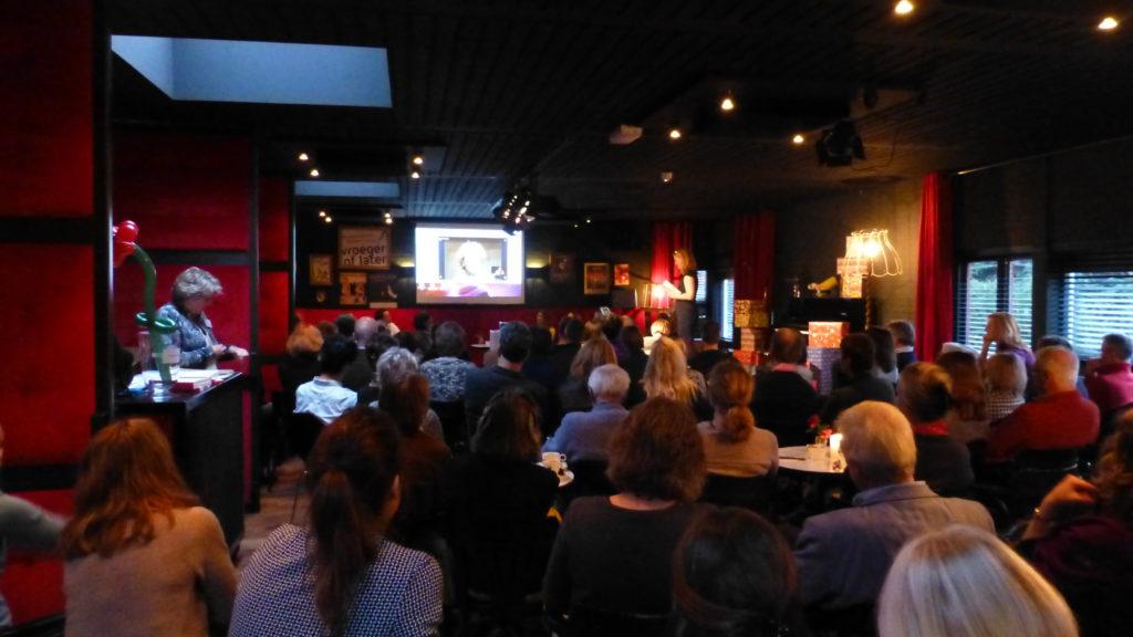 Foto van de volle zaal bij de boeklancering van Het zakelijke hart