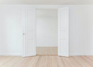 Foto van witte kamer met open deuren als symbool voor stilte