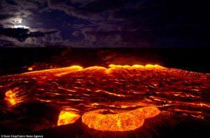 Foto gemaakt door Sean King van lavastroom uit vulkaan Kilauea