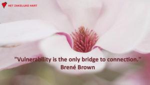 Foto van rose bloem en quote van Brene Brown over kwetsbaarheid