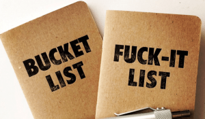 twee schriften met bucket list en fuck-it list erop