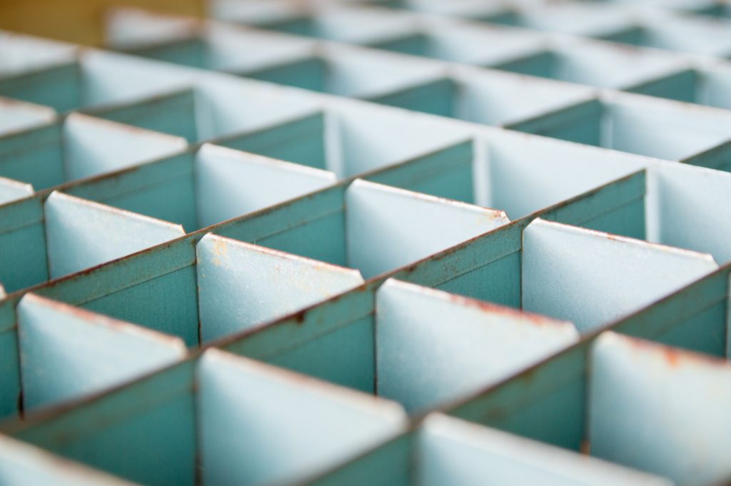 foto van metalen vierkante vakken als symbool voor kunstmatige schaartste