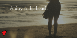 Foto van een dame die op het strand staat