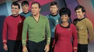 Foto van de originele crew van Star Trek met Captain Kirk en Spock