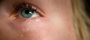 Zelfportret van fotografe MarLeah Cole met traan in haar oog_marleahjoy op flickr_uitsnede