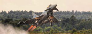 Foto van F16 die met veel kracht opstijgt als symbool voor vertragen en versnellen - door Jonathan Ridley via Unsplash