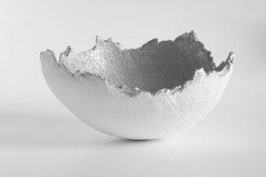 Foto van een object dat lijkt op de helft van een gebroken eierschaal door Danielle Levis via Unsplash