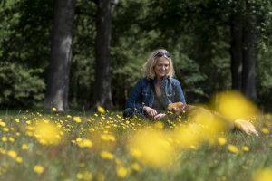 Hondlief en ik in het bos tussen de gele bloemen - Foto FrankbyRenee