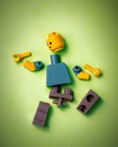 Foto van speelgoed poppetje dat in stukjes uit elkaar ligt_door Jackson Simmer via Unsplash